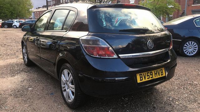 VAUXHALL Astra DESIGN 1.8i 16v VVT auto (2009) - Picture 6